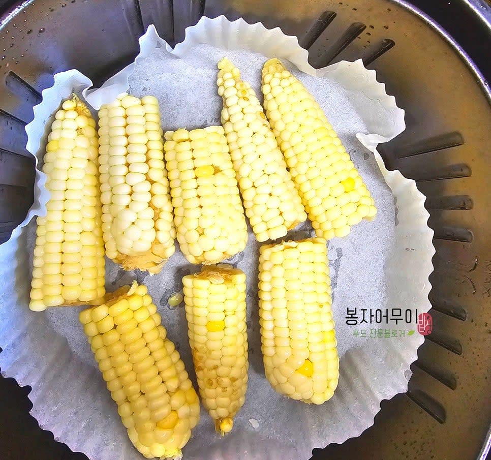 삶아서 냉동해둔 찰옥수수를 꺼내서 해동한 후 반을 잘라주고 에어프라이어에 180도 15분 구워주세요.