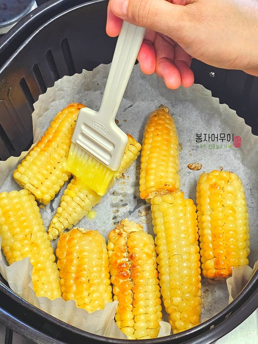 옥수수에 소스를 골고루 발라줍니다.