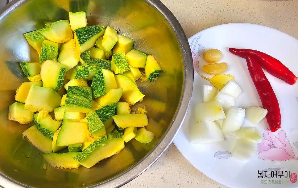 씨를 파낸 둥근 호박을 한 입 크기로 먹기 좋게 자릅니다.