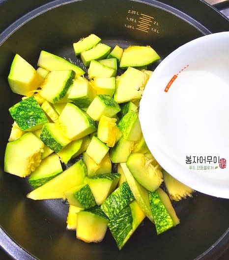 냄비에 손질한 호박, 양파, 다진 마늘을 넣고 물 100ml를 부어 뚜껑을 덮은 후 삶아줍니다.