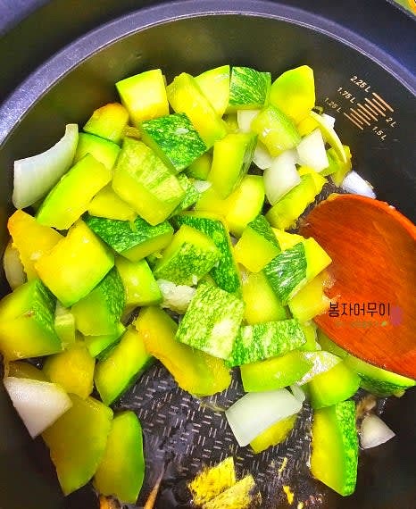 5~6분 정도 지나 냄비의 물이 줄어들면 뚜껑을 열고 콩기름을 두릅니다.