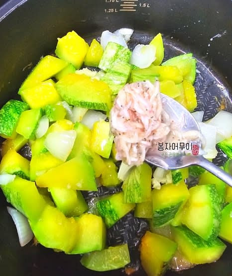 새우젓 1 스푼과 청양고추를 넣고 살살 볶아줍니다.