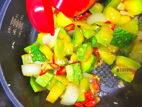 호박이 투명해지면 불을 끄고 참기름을 넣어 마무리합니다.