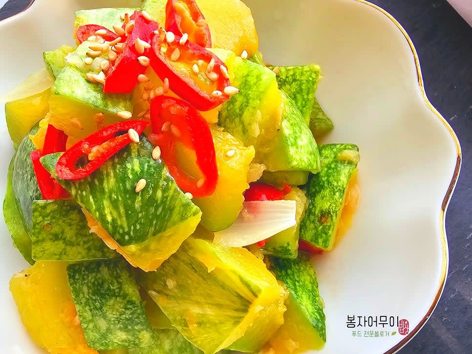 완성된 둥근 호박볶음을 접시에 담고 깨소금을 뿌려냅니다.