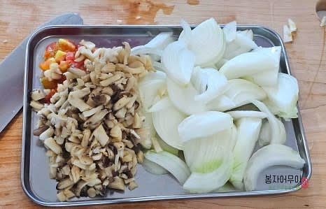 양파 2개를 채 썰고 버섯과 토마토는 다져줍니다.