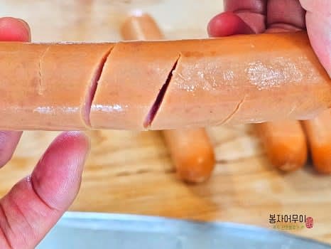 소시지는 돌려가며 칼집을 내줍니다.