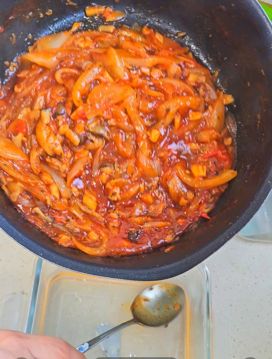 양파와 버섯, 토마토를 팬에 넣고 함께 볶아줍니다. 야채에서 물이 나오며 자연스럽게 졸아듭니다. 후추와 파슬리 가루를 톡톡 넣어줍니다.