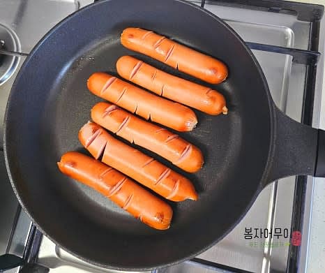 소시지를 팬에 구워서 노릇노릇하게 익혀줍니다.