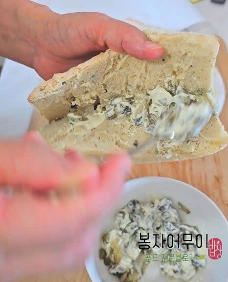 오이피클 마요네즈를 빵에 골고루 바르고 구운 소시지와 토마토 소스를 얹어줍니다.