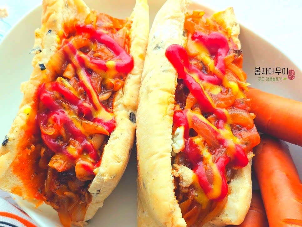 마지막으로 케첩과 머스터드 발라서 완성합니다.