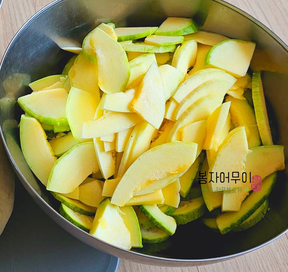 호박과 당근을 얇게 채 썰어줍니다.