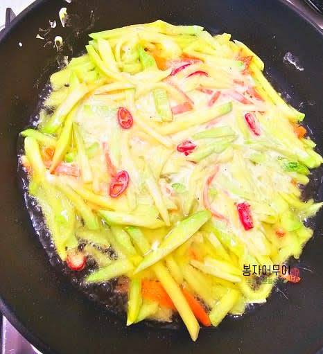 프라이팬에 기름을 넉넉히 두르고 반죽을 한 수저씩 올려 노릇노릇하게 부쳐줍니다.