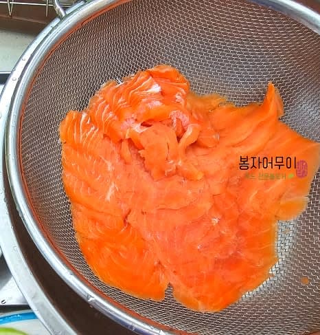 연어를 소금물에 5분 담가 소독한 후 흐르는 물에 헹구고 체반에 받쳐둡니다.