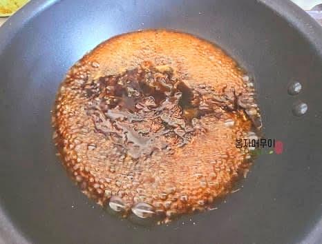 냄비에 물 150ml와 가쓰오부시 한 줌을 넣고 끓이다가 간장 150ml를 넣고 5분 정도 끓인 후 가쓰오부시는 건져냅니다.