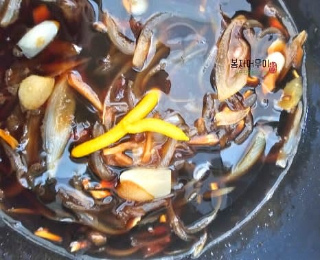 냄비에 준비한 양파, 표고버섯, 마늘을 넣고 보글보글 끓입니다. 양파가 물렁하게 익으면 불을 끕니다.