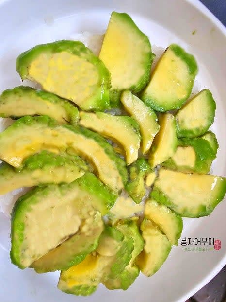 아보카도를 반으로 잘라 씨를 제거하고 얇게 슬라이스합니다. 상추는 작게 잘라줍니다.