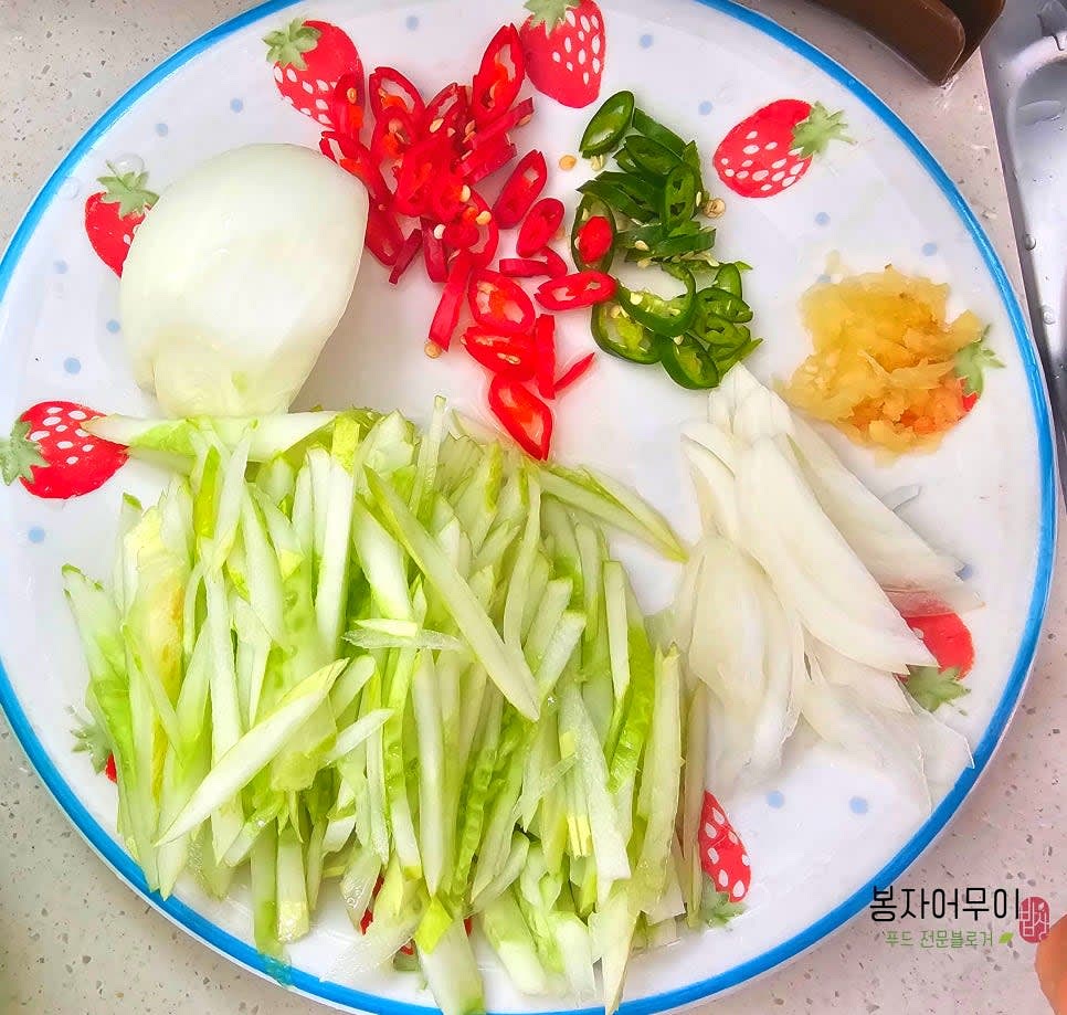 오이 1개와 양파 소량을 얇게 채 썰어주세요.