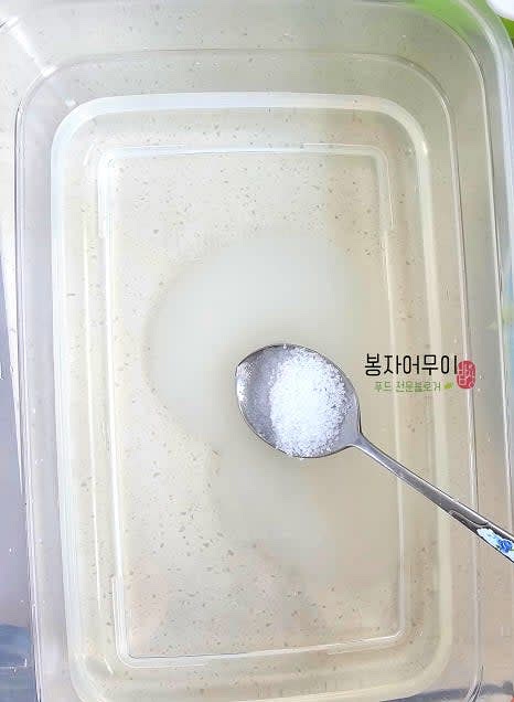 물 600ml, 식초 6스푼, 설탕 4스푼, 소금 1스푼을 넣고 골고루 섞어 국물을 만듭니다.