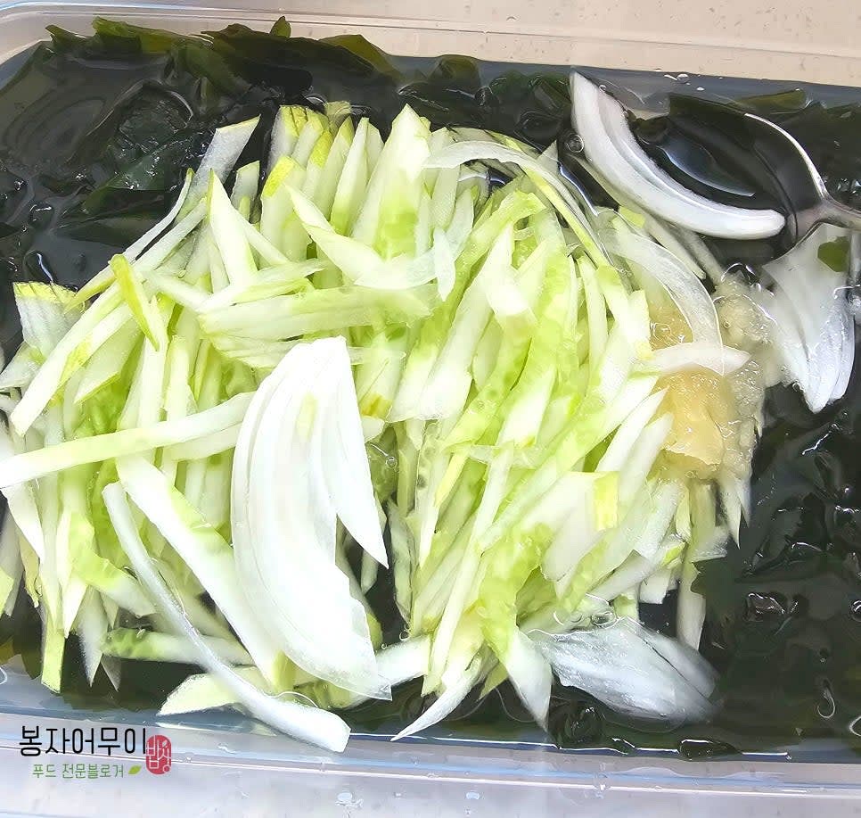 미역, 오이, 양파, 고추를 국물에 넣고 섞어줍니다.