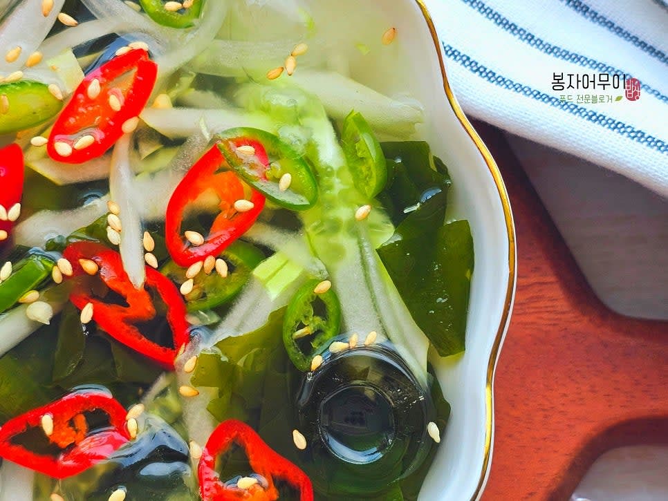 먹기 전 깨소금을 약간 뿌려 맛을 더해주세요.