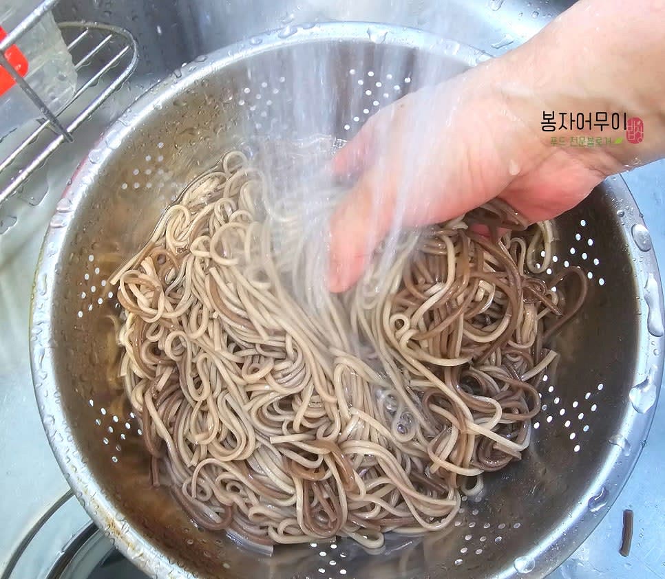 메밀면은 끓는 물에 4분 30초간 삶은 후 찬물에 전분을 깨끗이 헹궈 물기를 제거합니다.