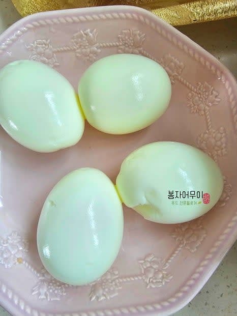 계란은 삶은 물에 넣고 15분간 삶아 껍질을 벗겨 반으로 잘라 준비합니다.