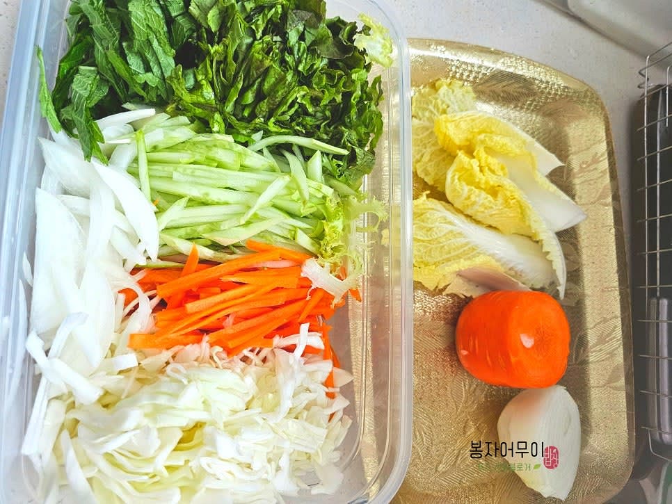양배추와 오이, 당근, 상추, 깻잎, 양파를 얇게 채 썰어 준비합니다.