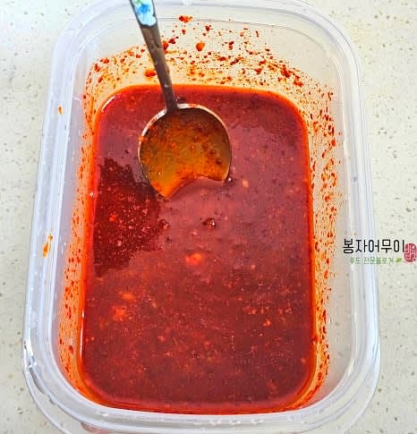 양념장을 만들기 위해 고춧가루 4큰술, 식초 4큰술, 설탕 4큰술, 간장 8큰술을 섞고, 고추장 2큰술, 물 10스푼, 연겨자 도토리 크기 2개, 레몬즙 2큰술을 추가해 섞어줍니다.