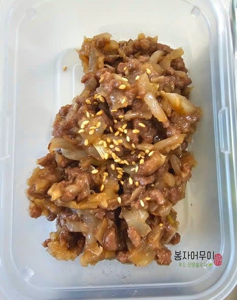 중간불에 팬을 올리고 준비한 소고기를 양파와 대파와 함께 볶습니다. 소고기와 야채에서 나오는 수분이 없어질 때까지 볶은 뒤 불을 끕니다.