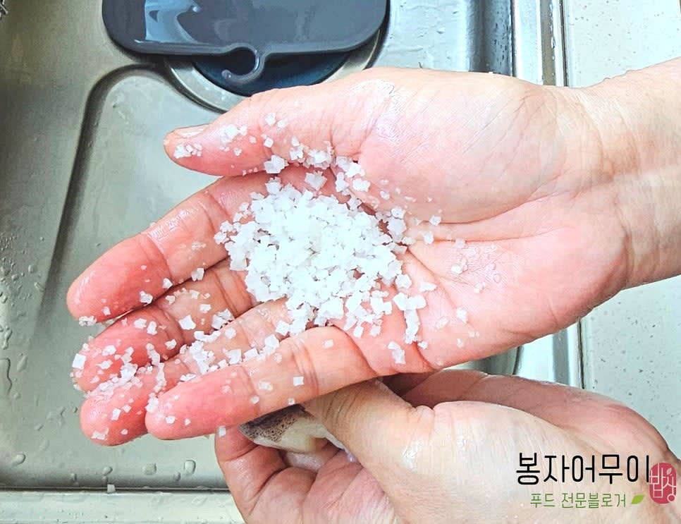 오징어 다리는 굵은 소금을 손에 쥐고 다리를 잡아 당겨 깨끗이 손질합니다.