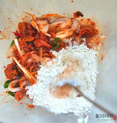 튀김가루 2컵에 물 1컵을 부어 섞은 뒤 반죽을 준비합니다.