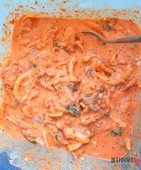 고춧가루 1스푼, 설탕 1티스푼, 소금 1/3티스푼, 김치 국물 1국자를 추가하여 간을 맞춥니다.