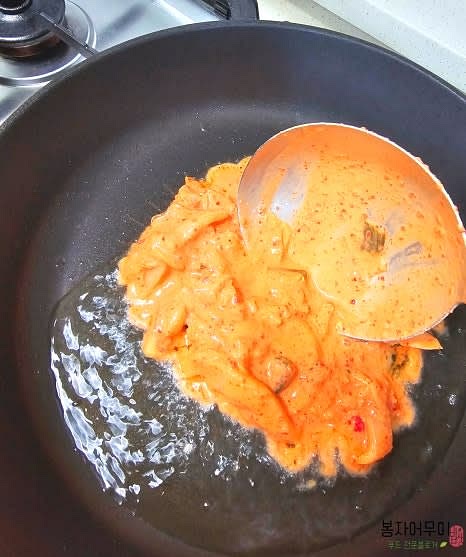 기름을 넉넉히 두른 팬에 김치전 반죽을 한국자 떠서 평평하게 펼칩니다.