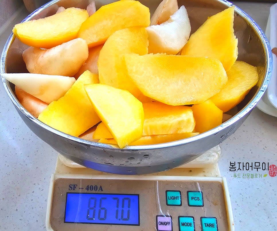 복숭아 5개 중 황도 2개, 백도 3개를 깨끗이 씻어 껍질을 깎고 잘라서 무게를 재봅니다. (867g)
