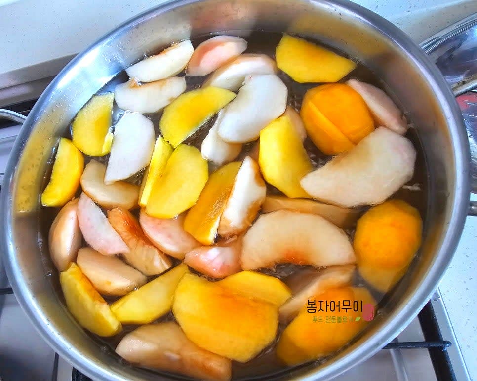 복숭아와 설탕의 비율은 2:1로 맞추고, 물의 양은 복숭아 양의 1.5배로 잡습니다.