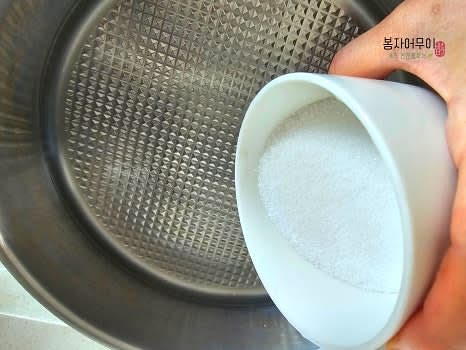 물을 먼저 부어주고 설탕, 레몬즙, 소금을 넣고 바글바글 끓여줍니다.