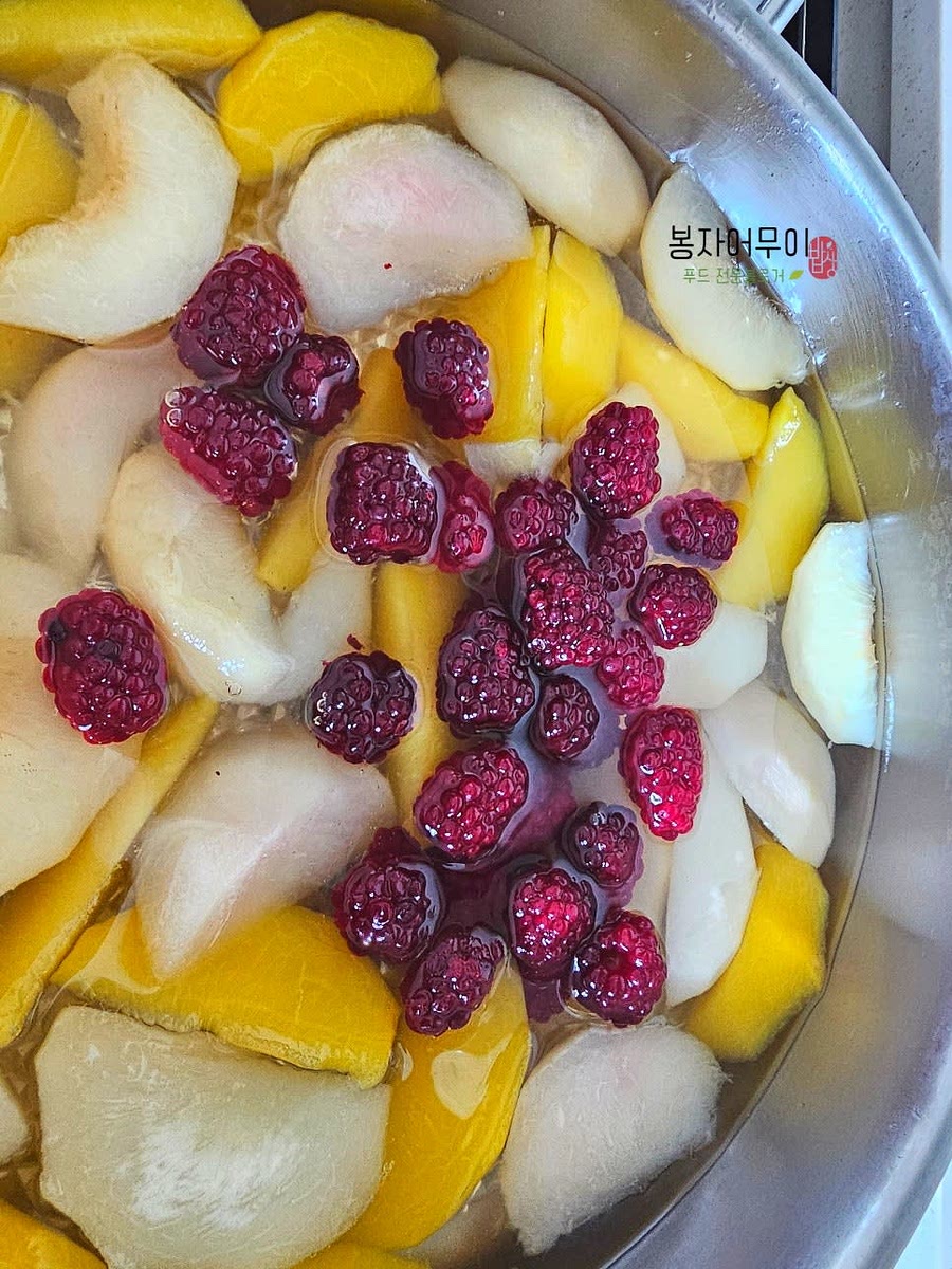 5분 후 슈퍼 블랙베리 (슈퍼 복분자) 한 줌을 넣고 끓으면 불을 끕니다.