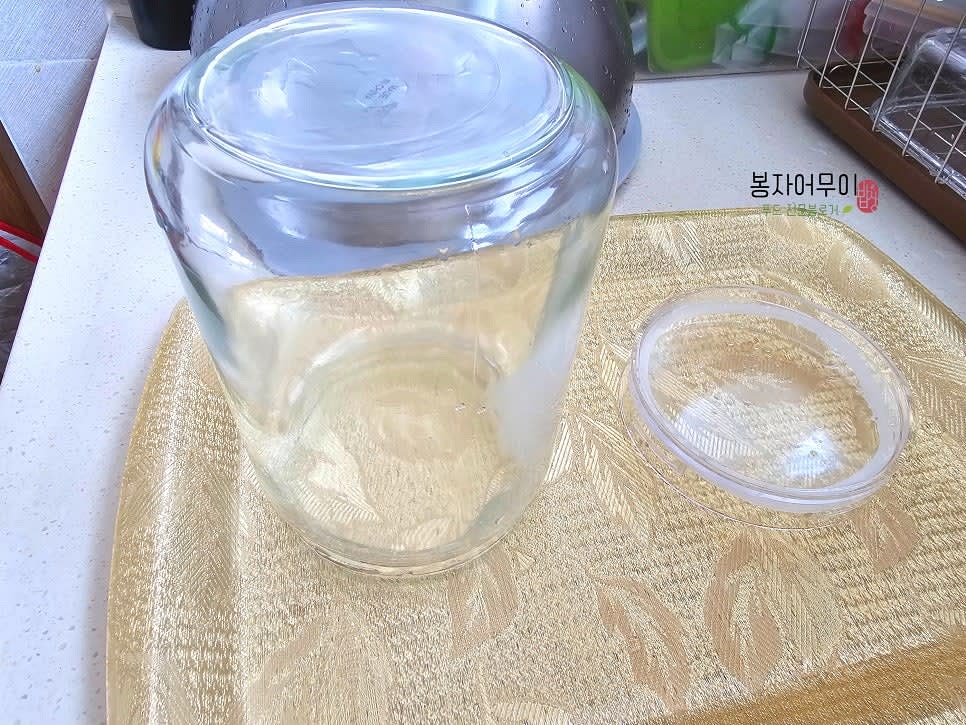 복숭아 통조림을 담을 유리병을 열탕 소독한 후 통조림을 담습니다.