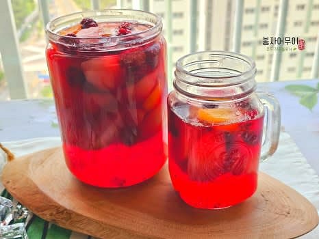 식은 복숭아 통조림을 냉장고에 보관했다가 시원해지면 꺼내서 먹습니다.