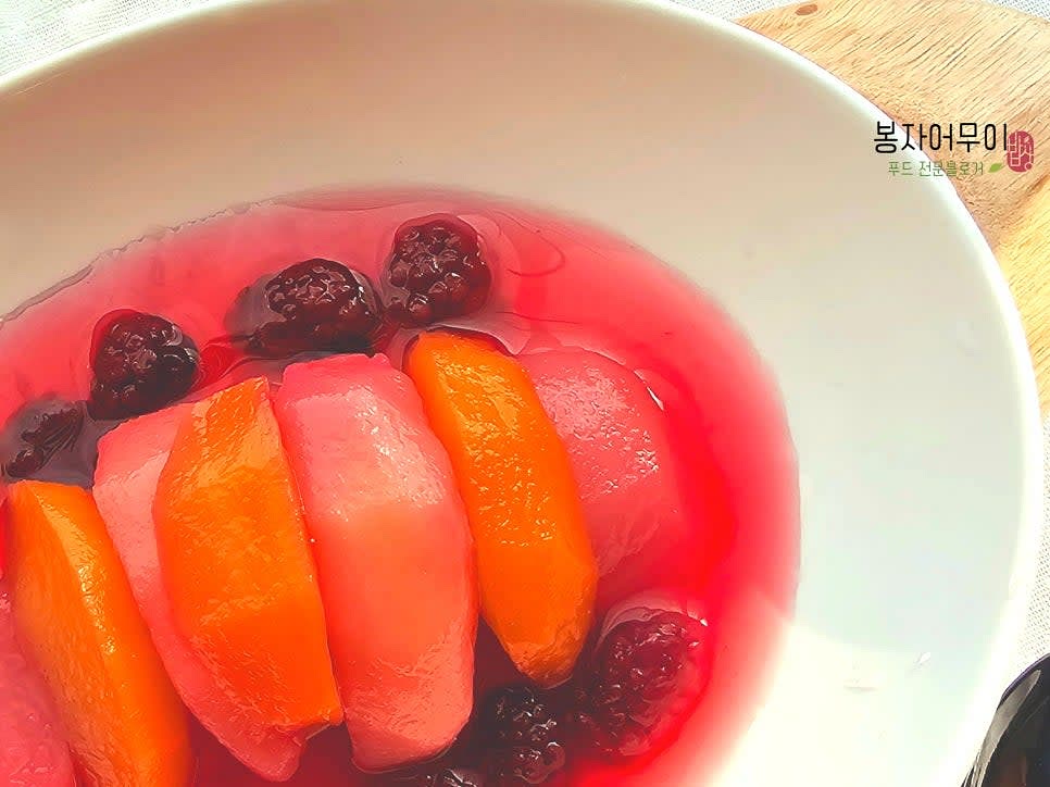 슈퍼 블랙베리 복숭아 통조림을 차갑게 식혀 즐깁니다.