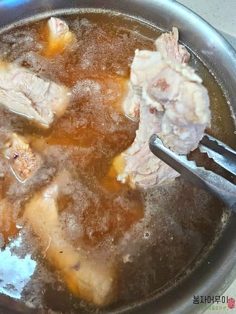 초벌 삶기를 위해 팔팔 끓는 물에 맛술과 월계수 잎 등을 넣어 등갈비를 살짝 데칩니다. 데친 등갈비는 흐르는 물에 깨끗이 씻어줍니다.