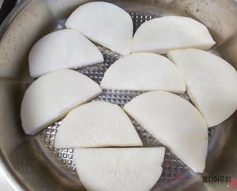 묵은지 1/4쪽을 준비하고, 무는 1/3개를 큼직하게 썰어 밑에 깔아줍니다.