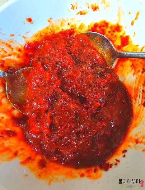 고춧가루, 고추장, 된장, 간장, 참치액젓, 매실청, 다진 마늘을 섞어 양념장을 만듭니다. 30분 정도 숙성시키면 더욱 깊은 맛이 납니다.