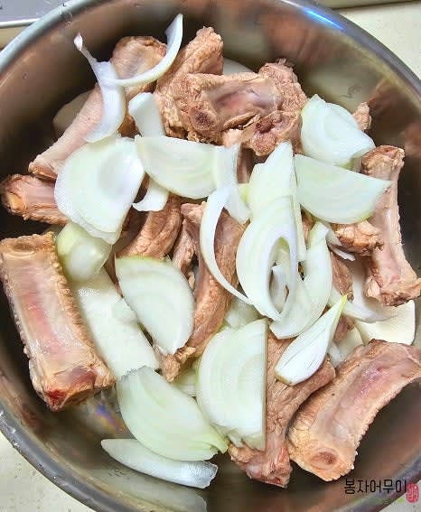 세척한 등갈비와 양파, 묵은지를 냄비에 올리고 물 1.5리터를 부어줍니다.