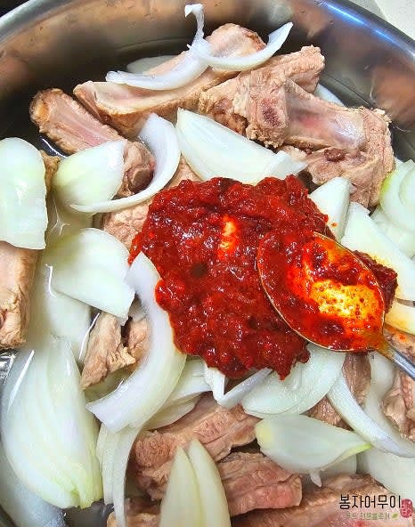 준비된 양념장을 2/3만 넣고 물을 부은 후 뚜껑을 덮고 20분 정도 끓입니다.