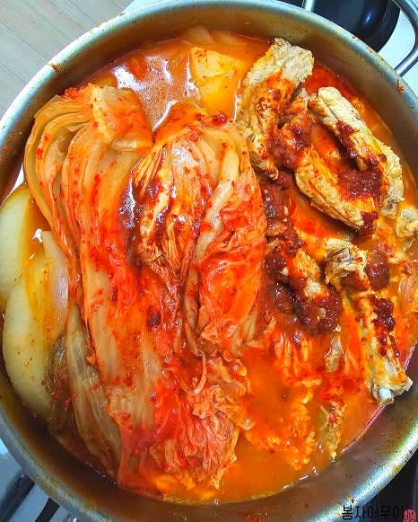 20분 후 뚜껑을 열고 묵은지와 남은 양념을 넣고 다시 30분 정도 끓여줍니다.