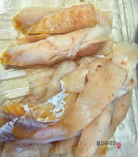 냉동된 동태포를 해동하며 맛술 2~3스푼을 넣어 비린내를 제거합니다.