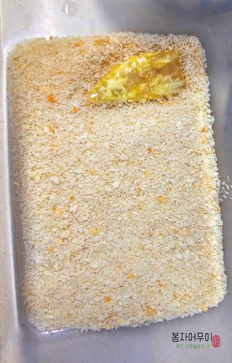 동태포를 계란물에 입힌 후 빵가루를 골고루 묻혀줍니다.