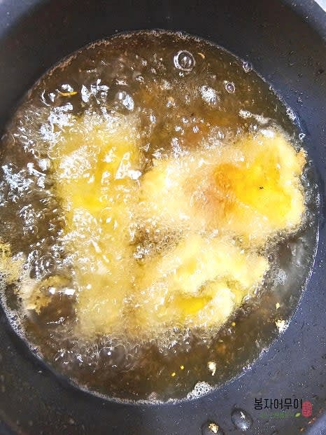 기름을 예열하고 튀김가루를 넣어 기름 온도를 확인한 뒤 동태포를 넣고 바삭하게 튀깁니다.