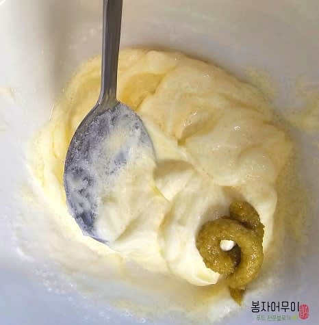 소스를 만들기 위해 마요네즈, 레몬즙, 설탕, 와사비, 소금을 섞어 홀스래디쉬 소스를 준비합니다.